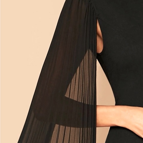 Solid pleated cape jumpsuit. - Picture 4 of 4